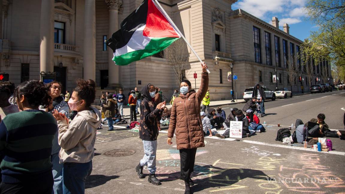 $!Pro palestinos se manifiestan en la Universidad de Yale en New Haven, Connecticut. Muchos se han mostrado reacios a hablar con los periodistas.