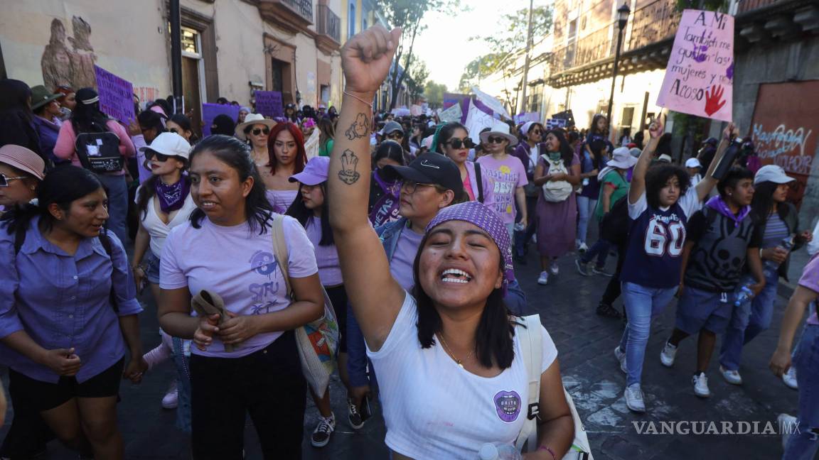$!OAXACA JUÁREZ, 08 MARZ O2024.-Miles de mujeres oaxaqueñas marcharon en el marco del Día Internacional de la Mujer para exigir justicia por las víctimas de violencia feminicida y cese a las agresiones contra las mujeres. En Oaxaca se han reportado 128 feminicidios durante el sexenio del morenista Salomón Jara, de las cuales 19 se han cometido en 2024. FOTO: CAROLINA JIMÉNEZ/CUARTOSCURO.COM