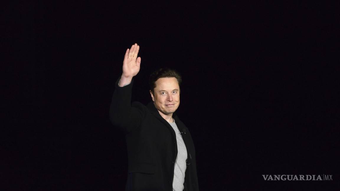 $!Elon Musk saluda mientras da una actualización de la nave espacial de SpaceX, el jueves 10 de febrero de 2022, cerca de Brownsville, Texas.