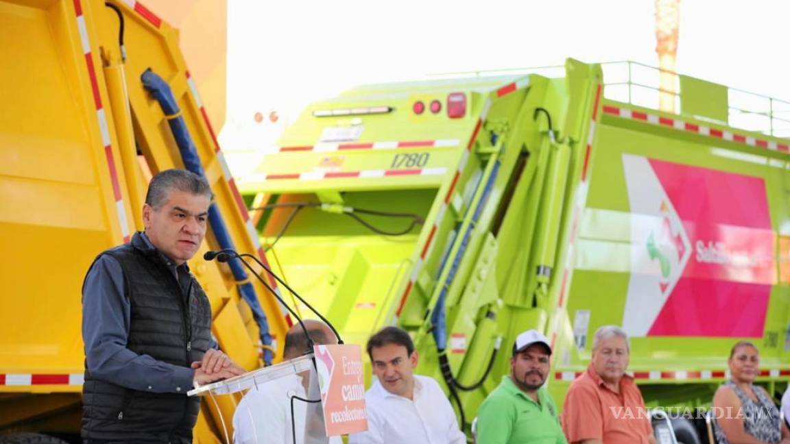 $!El alcalde y el gobernador entregaron de manera simbólica los camiones recolectores a Manuel Suárez Martínez, operador de una unidad de la Dirección de Servicios Públicos.