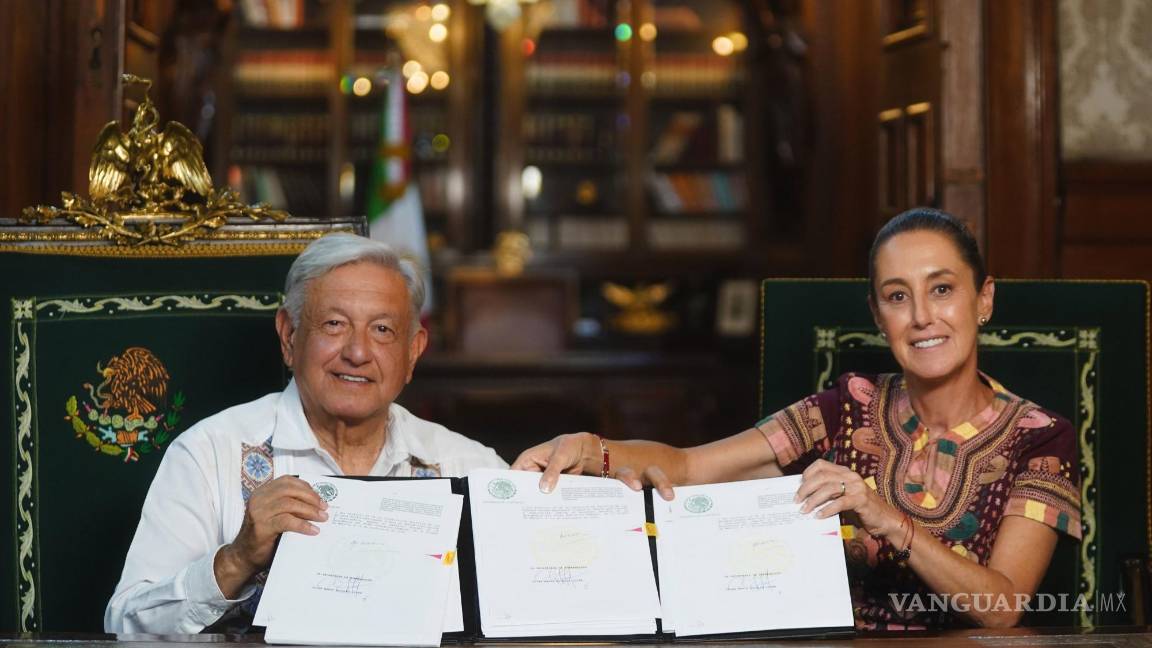 $!CIUDAD DE MÉXICO, 15SEPTIEMBRE2024.- Andrés Manuel López Obrador, Presidente de México, y Claudia Sheinbaum, Pres identa Electa de México, Diario Oficial de la Federación, firmaron el decreto por el que se reforman, adicionan y derogan diversas disposiciones de la Constitución Política de los Estados Unidos Mexicanos en materia de reforma del Poder Judicial, en Palacio Nacional. FOTO: PRESIDENCIA/CUARTOSCURO.COM