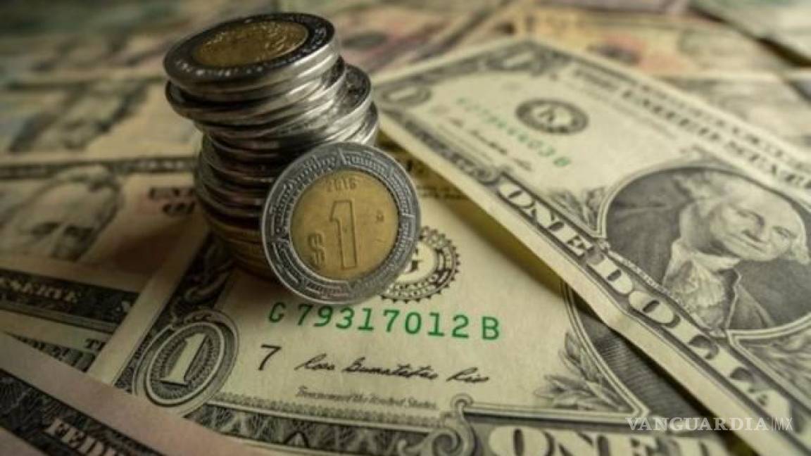 Peso vuelve a derrumbarse, retrocede para cotizar a 19.95 por dólar