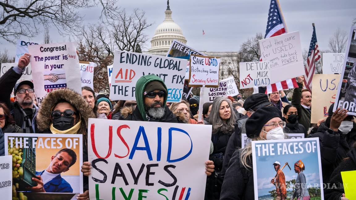$!Manifestantes y legisladores protestan contra el presidente Donald Trump y su aliado Elon Musk.