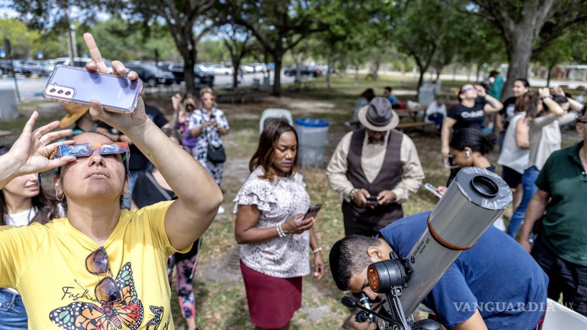 $!En el zoológico de Miami se congregaron decenas de personas para ver el fenómeno natural.