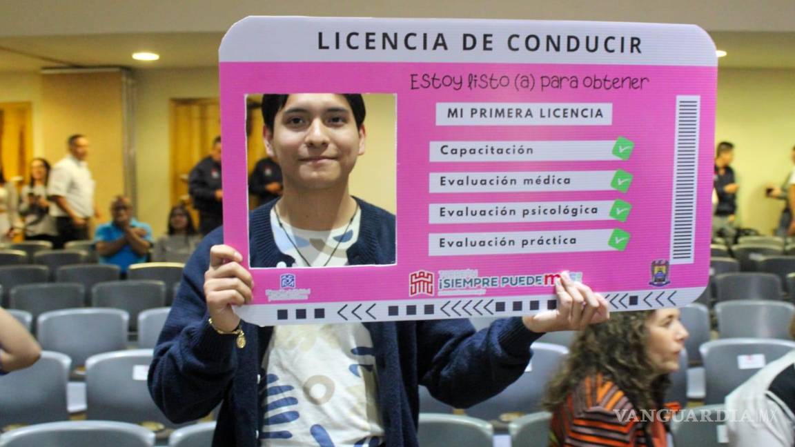 Entrega simbólica de licencias de conducir a 112 alumnos de la UAdeC Unidad Laguna