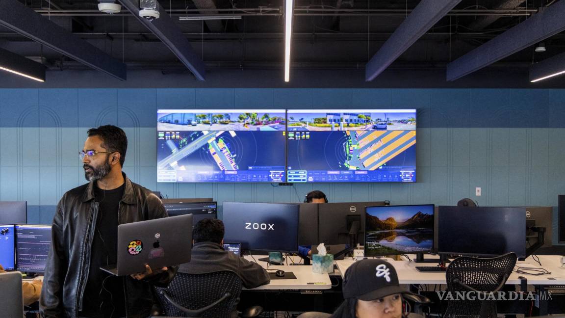 $!Empleados en lo que Zoox llama un “Centro de Fusión”, en donde monitorean los taxis robot que operan tanto localmente como en Las Vegas, en Foster City.
