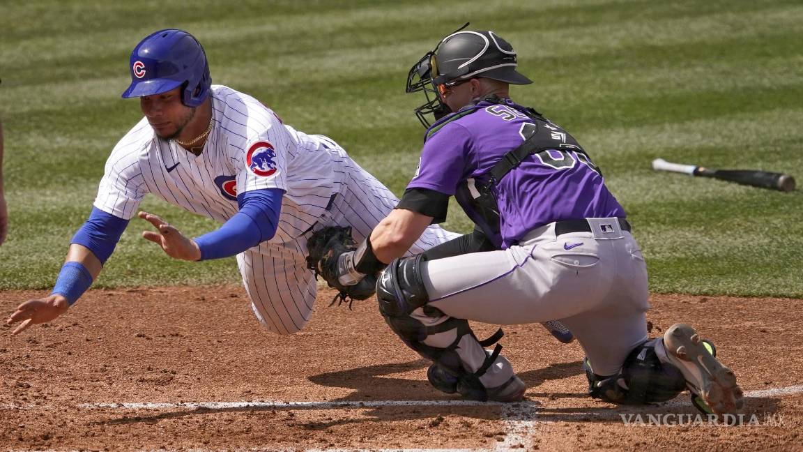 $!Willson Contreras, de los Cachorros de Chicago, es eliminado por el catcher de los Rockies de Colorado, Brian Serven, cuando intentaba anotar con un doble hit.