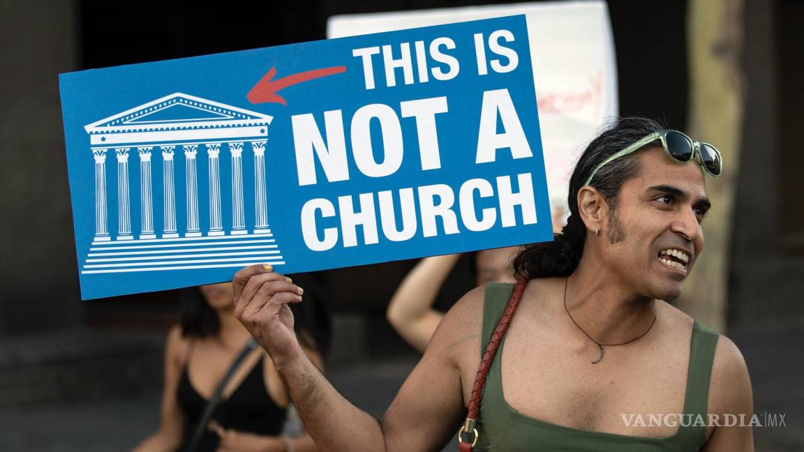 $!Una persona sostiene una pancarta mientras los manifestantes a favor del aborto protestan tras la decisión de la Corte Suprema en Los Ángeles, California.