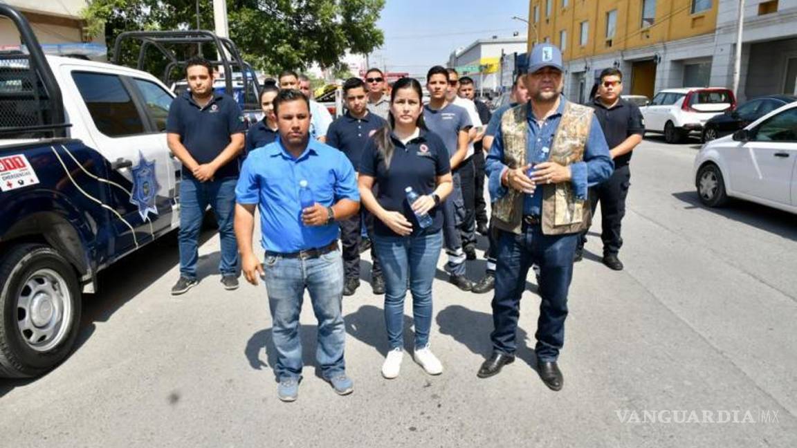 $!Policía y Bomberos de Monclova reparten agua a transeúntes para prevenir golpes de calor