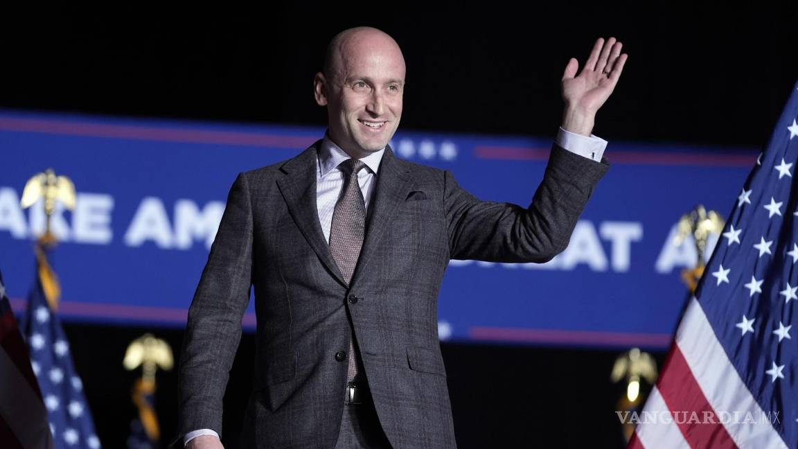$!Stephen Miller en un mitin de campaña de Donald Trump en Detroit.