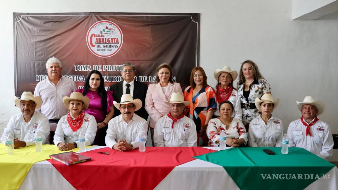 La alcaldesa Diana Haro Martínez asiste a la toma de protesta del patronato de la Gran Cabalgata
