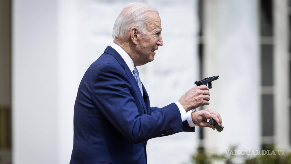 $!Joe Biden, sostiene una pistola de 9 mm mientras anuncia acciones ejecutivas para acabar con las llamadas “armas fantasma”.