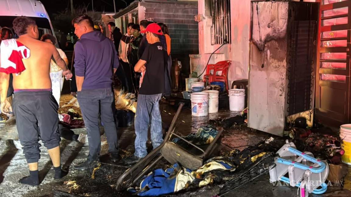 $!Vecinos de la colonia Lomas del Bosque rescatan a joven de 18 años en llamas dentro de su casa.