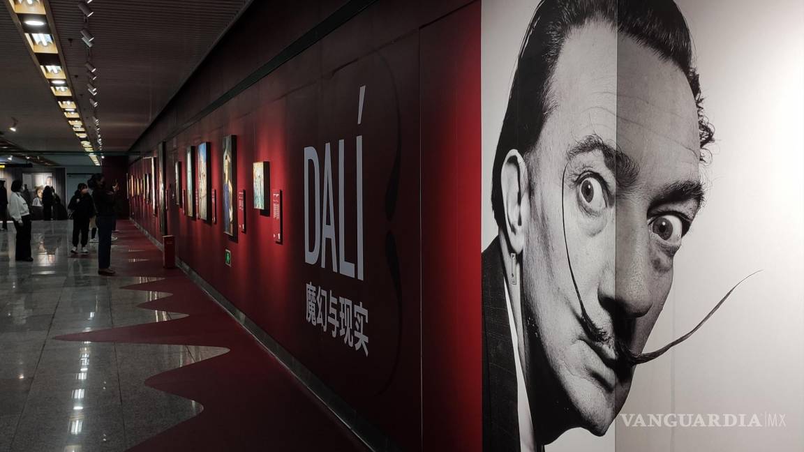 Salvador Dalí se apodera con una exposición del metro de Shanghái