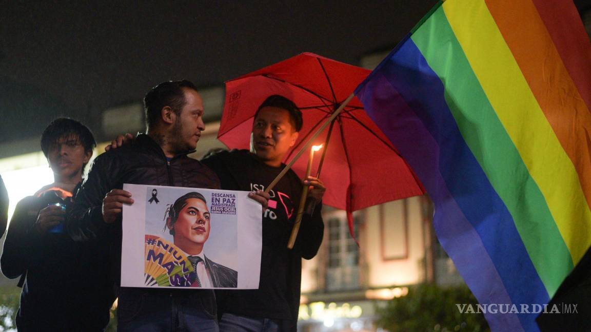 $!Comunidad LGBTQ de Xalapa realizó una concentración pacífica en la plaza Lerdo para exigir justicia por la muerte de Jesús Ociel Baena y su pareja.