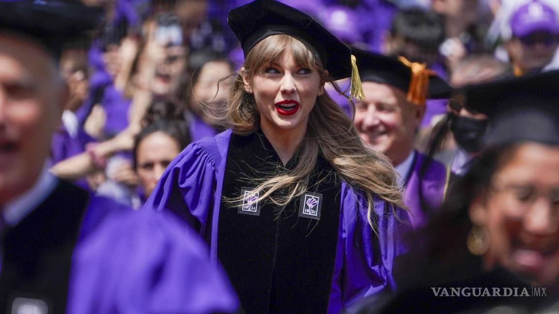 $!Taylor Swift participa en la ceremonia de graduación de la Universidad de Nueva York.