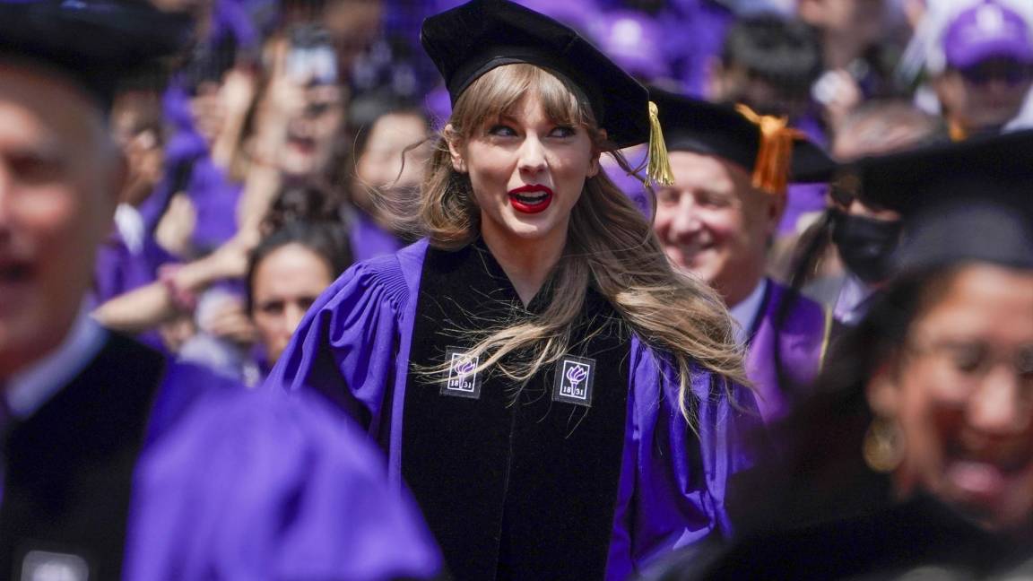 $!Taylor Swift participa en la ceremonia de graduación de la Universidad de Nueva York.