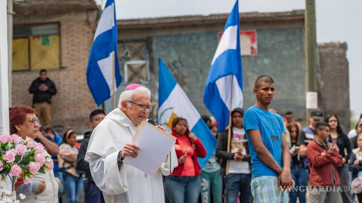 $!El obispo emérito de Saltillo, Raúl Verá López, dio un mensaje en cada una de las estaciones, donde recordó las grandes semejanzas de Cristo con el éxodo migrante actual.