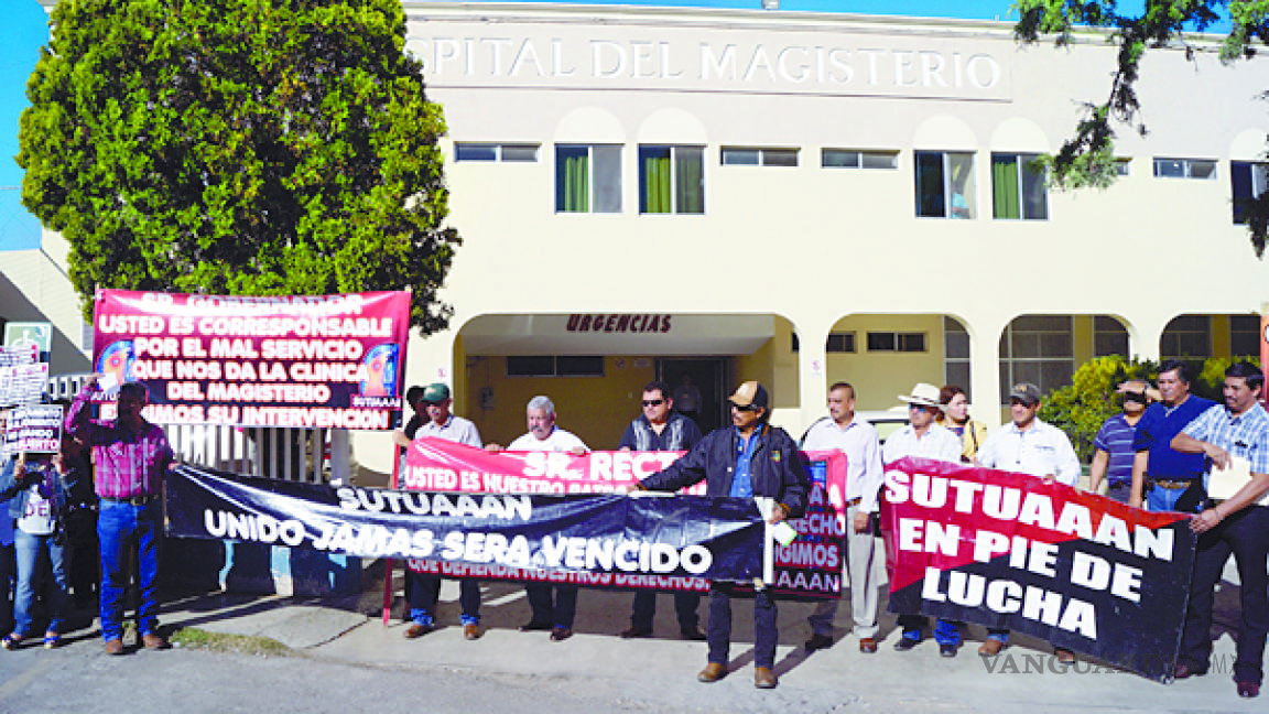 Truenan profes de la Narro contra servicio médico; bloquean bulevar de Saltillo