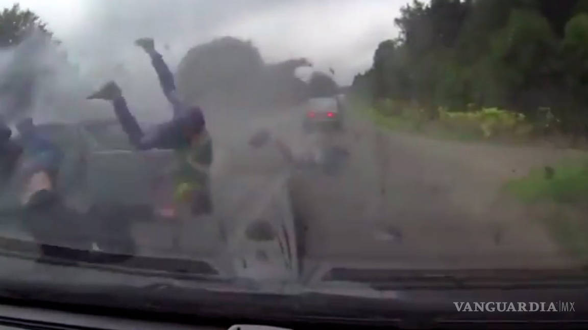 Chocan de frente, salen despedidos y los atropella otro auto (VIDEO)
