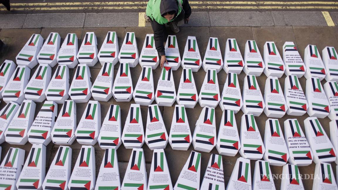 $!Un manifestante pro palestino coloca más de 450 ataúdes infantiles en memoria a los niños asesinados en Gaza, afuera de Downing Street en Londres, Gran Bretaña.
