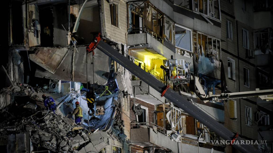 $!Los equipos de rescate retiran los escombros en el sitio de un edificio residencial dañado en Dnipro, sureste de Ucrania.