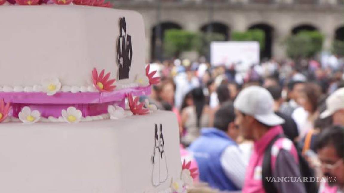 Se casan en boda colectiva más de 2 mil parejas en el Zócalo de CDMX