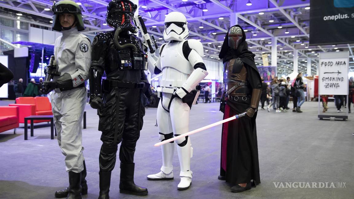 $!Cosplayers con trajes de Star Wars posan en la convención ‘Fantasy Basel - The Swiss Comic Con 2021’ en Basilea, Suiza. EFE/EPA/Peter Klaunzer