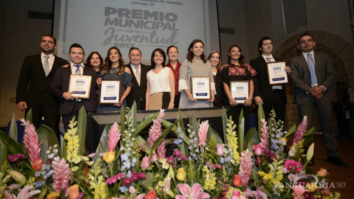 Entrega Alcalde de Saltillo el Premio Municipal de La Juventud