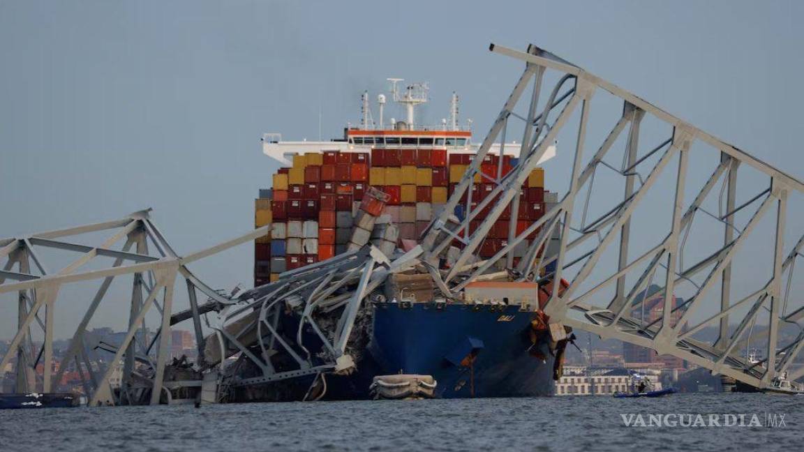 ¡Impactante!... barco choca y desploma al puente Francis Scott Key en Baltimore; buscan a siete desaparecidos en el agua (video)