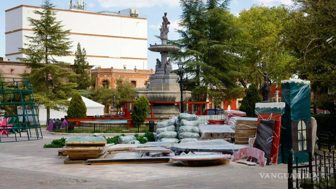 $!La instalación requiere especial cuidado para no dañar la fuente central ubicada en la plaza.
