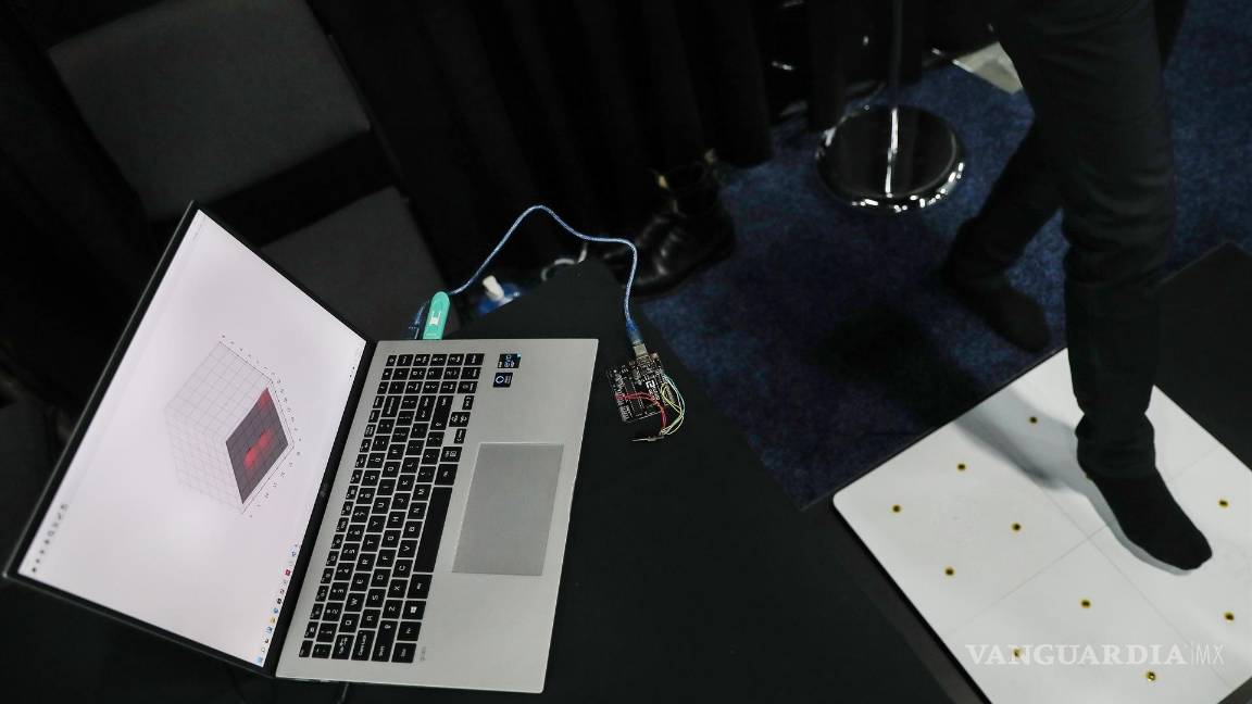 $!Una persona usa la alfombra del piso SomaSense3D en el International Consumer Electronics Show en Las Vegas, Nevada. EFE/EPA/Caroline Brehman