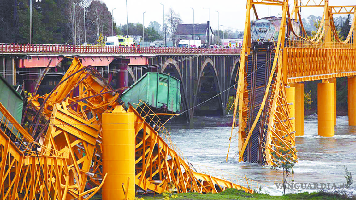Cae tren de carga tras colapsar un puente