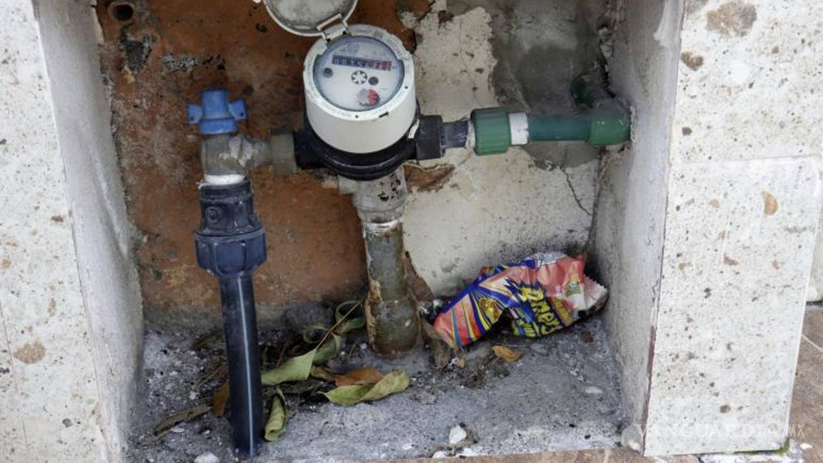 $!Jordi Bosch, gerente general de Aguas de Saltillo, aconseja cubrir las tuberías con periódico y plástico para prevenir daños durante las bajas temperaturas.