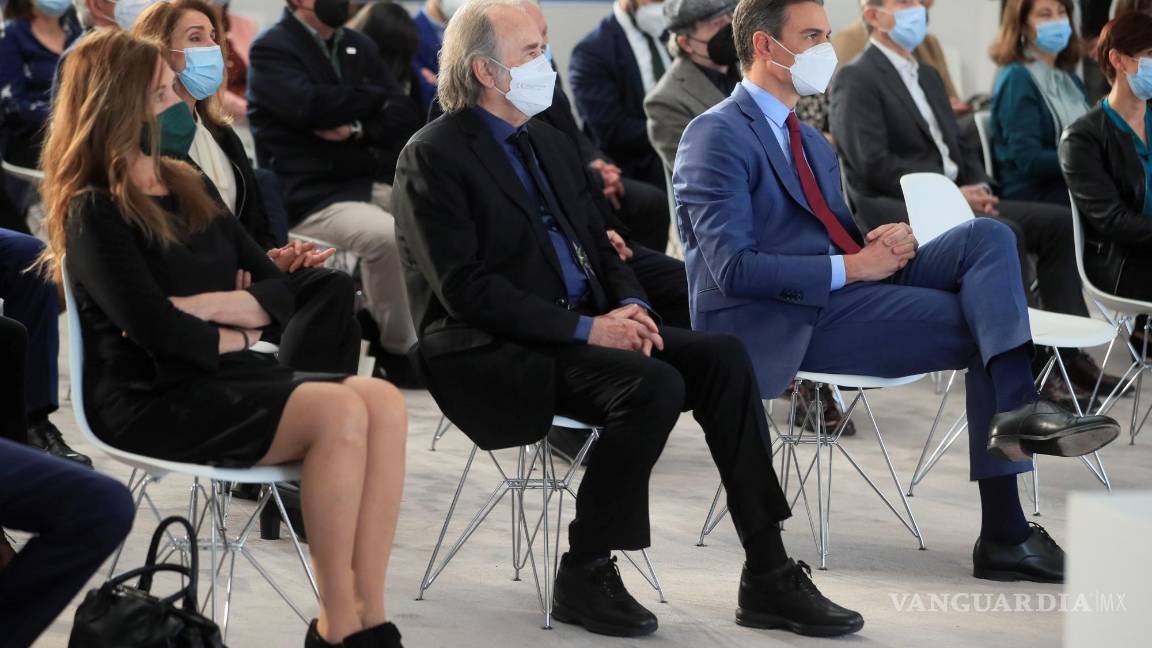 $!El presidente del Gobierno, Pedro Sánchez y Joan Manuel Serrat en el Complejo de la Moncloa. EFE/Fernando Alvarado