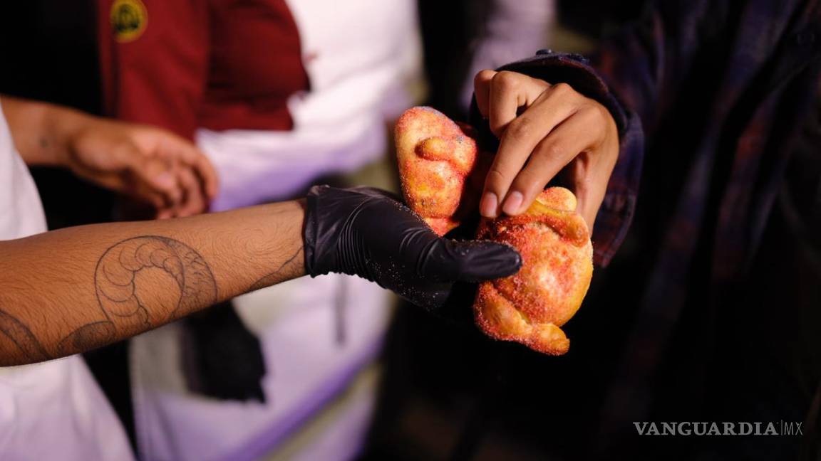 $!El evento se realizó en la explanada de la Biblioteca Manuel Múzquiz Blanco, dentro de la Alameda Zaragoza, en donde compartieron el pan con los asistentes.