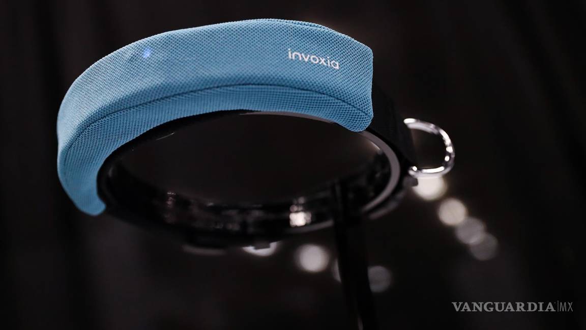 $!El collar inteligente para perros Invoxia, que mide la frecuencia cardíaca para controlar el estrés y la felicidad de un perro. EFE/EPA/Caroline Brehman