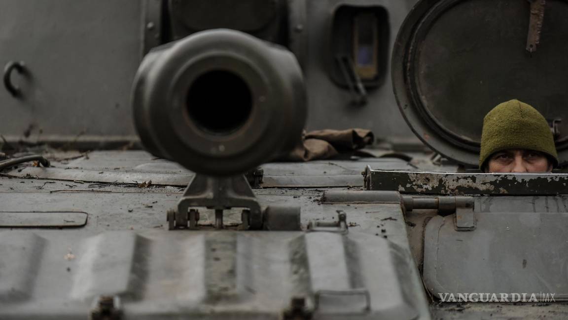 $!Un militar ucraniano de la 57.a Brigada de Infantería Motorizada Separada de Otaman Kost Hordiienko conduce obuses autopropulsados 2s1 “Gvozdyka”.