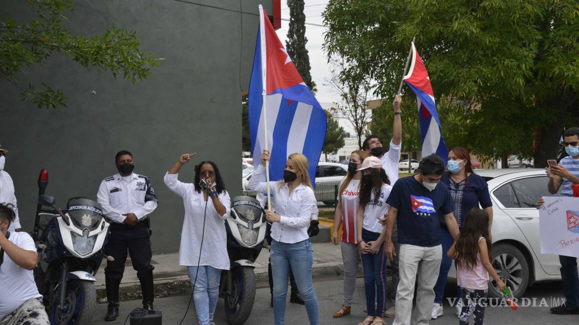 Se manifiesta comunidad cubana de Saltillo; piden paz y cese la represión en su país