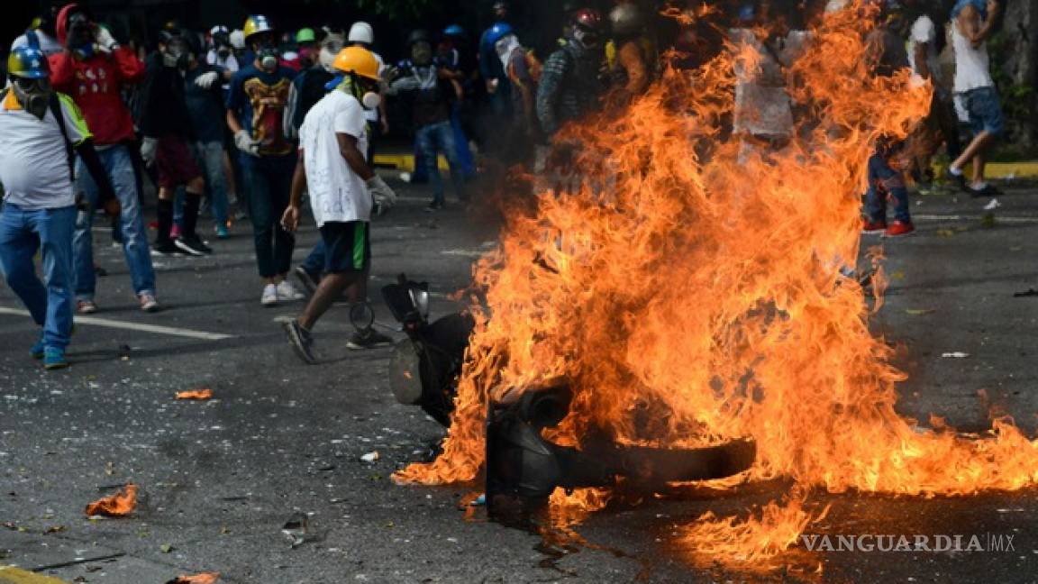 Fallece joven quemado en Venezuela: van 65 muertos