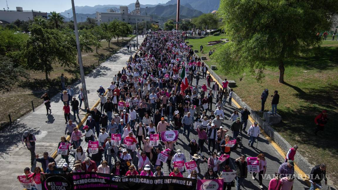 $!Decenas de personas marchan en defensa defensa del INE y contra la polémica reforma electoral que impulsa Andrés Manuel López Obrador en Monterrey.