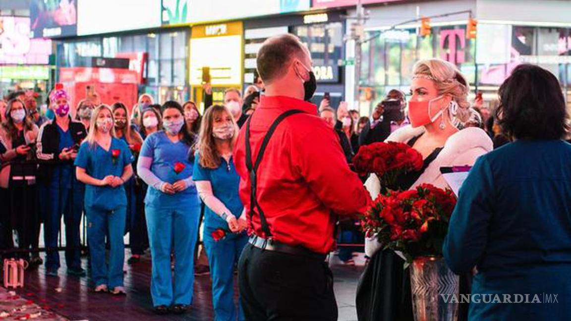 Amanda Stuart, una enfermera de Texas voluntaria en Nueva York se casa en Times Square