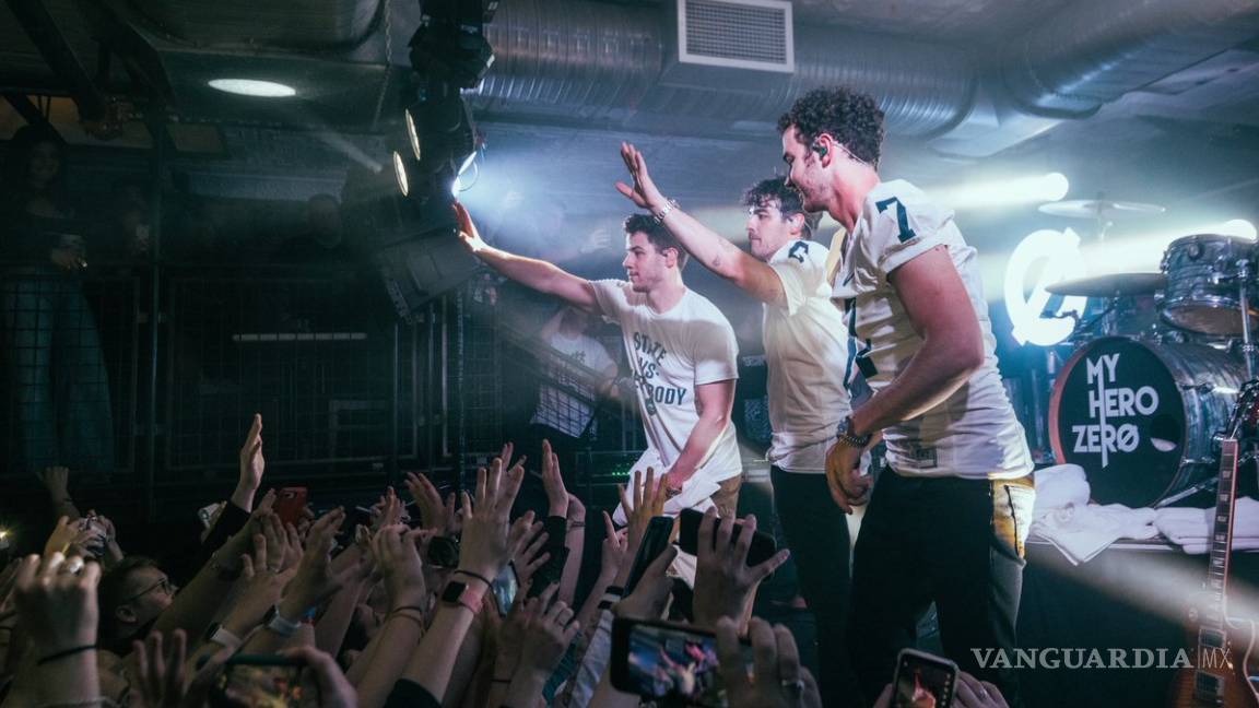 Jonas Brothers sorprenden a fans en bar universitario