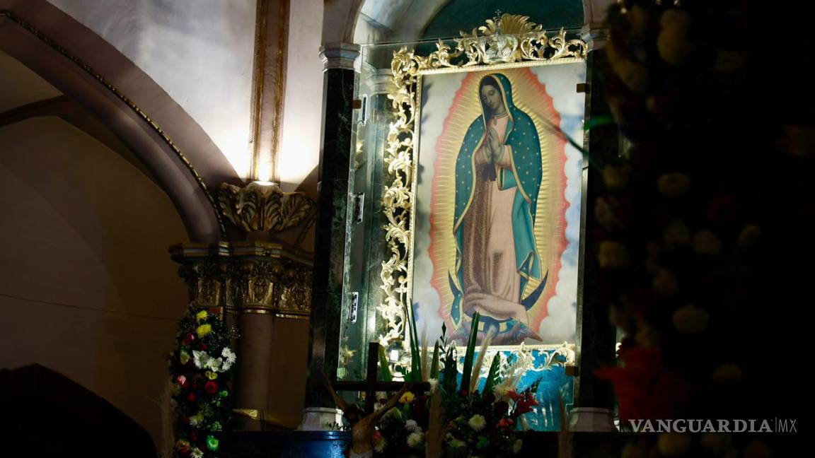 $!La imagen de la Virgen Morena recibió la visita constante de devotos que acudieron a pedir y agradecer durante toda la jornada.
