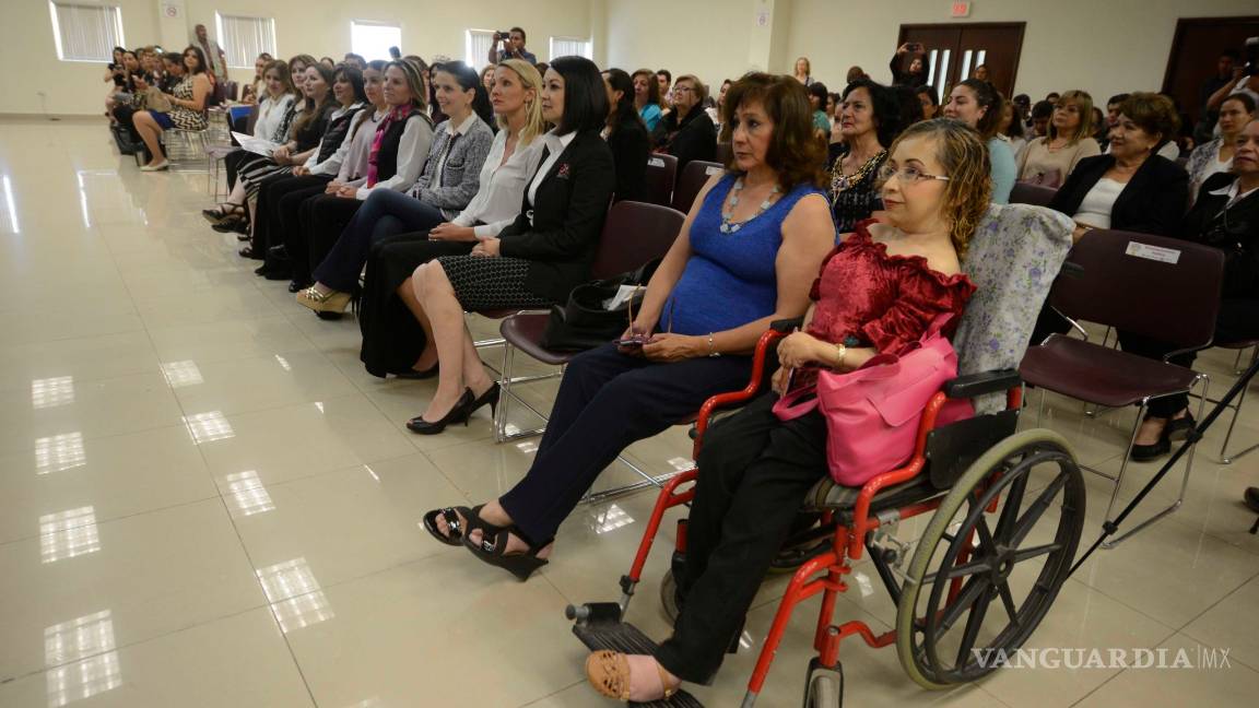 $!Manolo Jiménez entrega apoyo a emprendedores de Saltillo