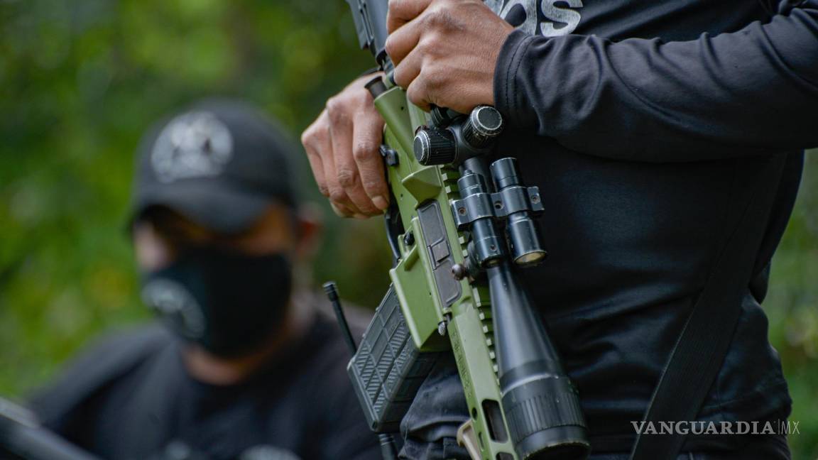 $!Fotografía del 5 de noviembre de 2021 que muestra a integrantes del grupo armado de autodefensa El Machete.