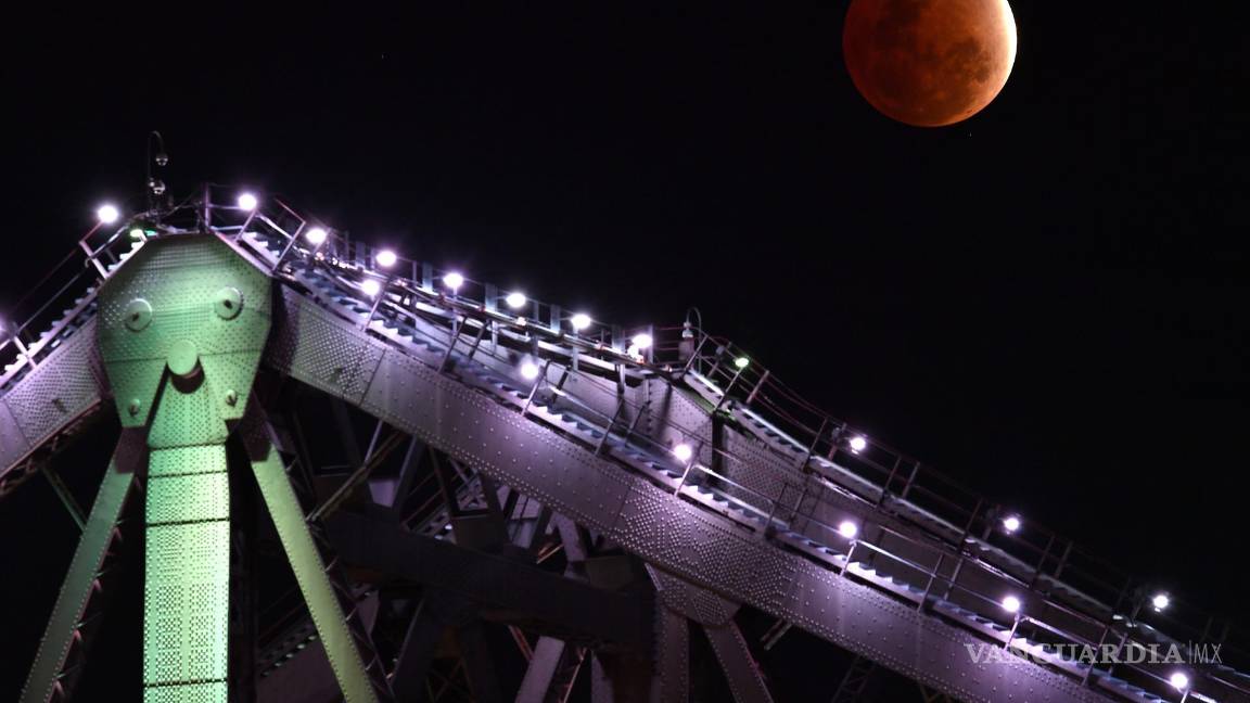 $!La luna se alza sobre el puente Story de Brisbane (Australia) con parte de su superficie cubierta con la sombra de la tierra durante un eclipse lunar parcial. EFE/Darren England