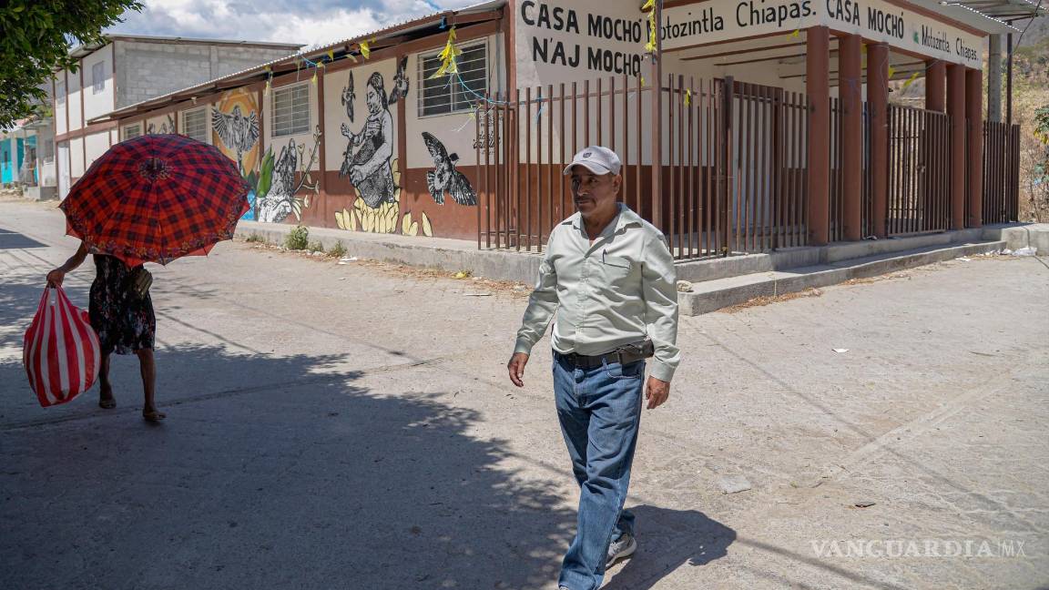 $!Víctor Manuel Juárez Jiménez, maestro de la lengua indígena mocho, camina por una calle en el municipio de Motozintla, estado de Chiapas. EFE/Carlos López