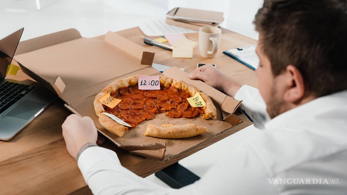 $!Hombre con sobrepeso comiendo en su lugar de trabajo.