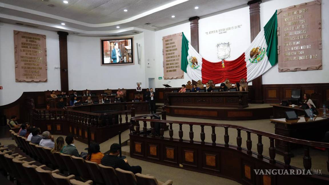 $!Representantes de colectivos de Torreón expusieron la iniciativa de tipificación de transfeminicidios ante los asistentes.
